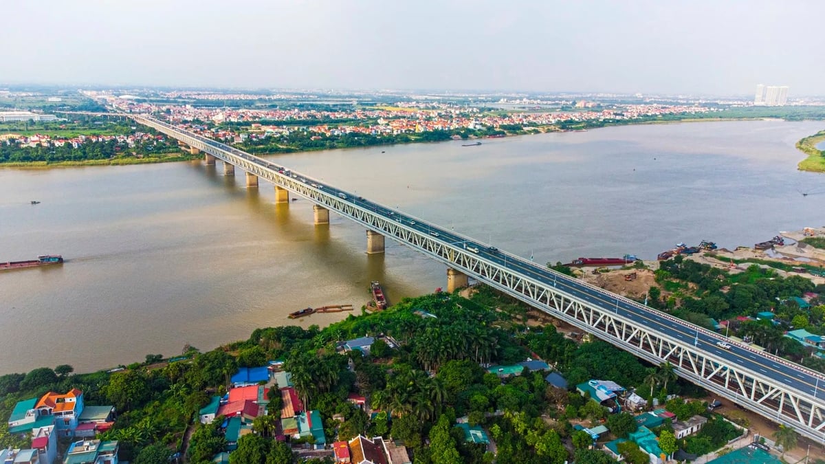 Cầu Thăng Long soi mình xuống dòng sông Hồng. Ảnh: Phi Hùng.