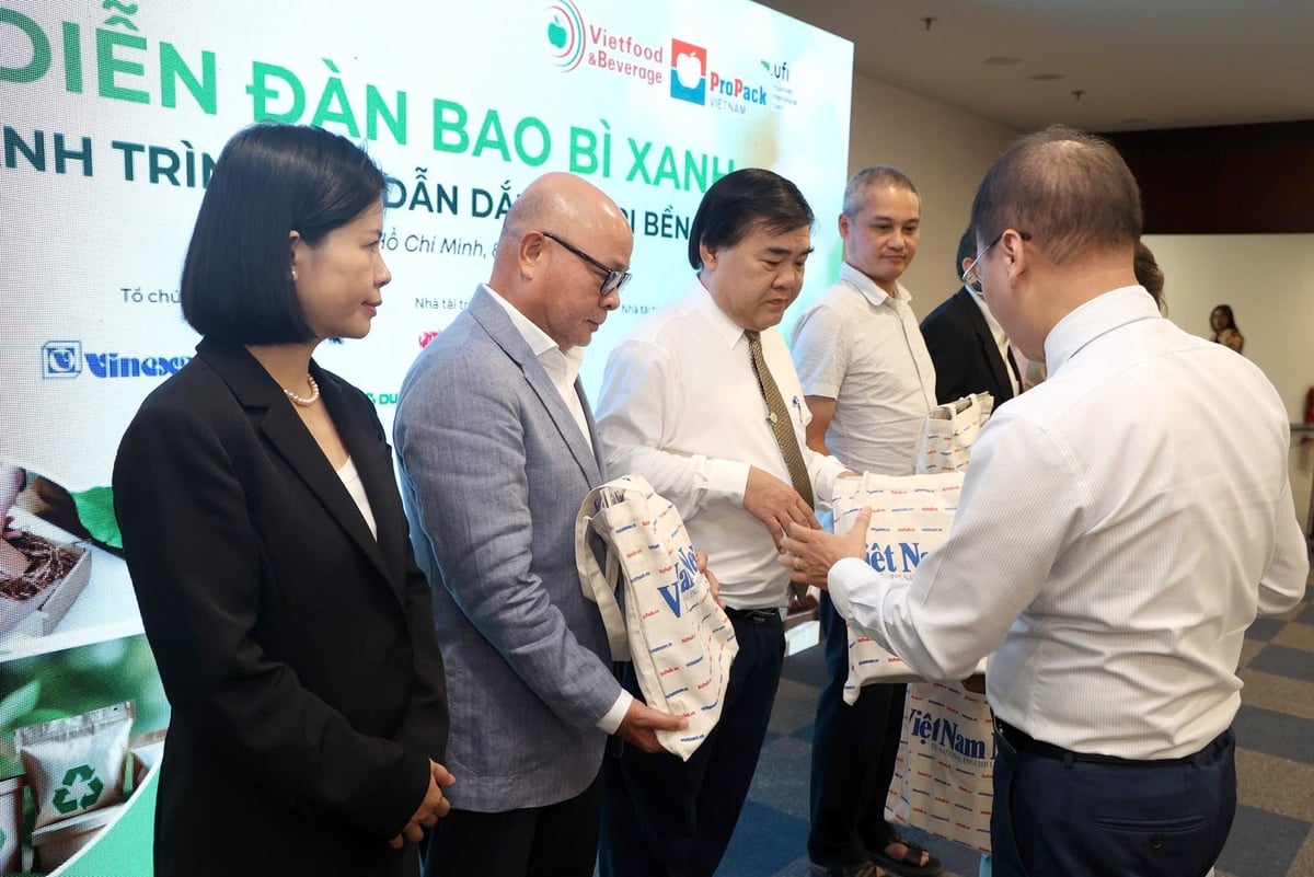 Ban tổ chức tặng quà cho các diễn giả tại Diễn đàn 'Bao bì xanh: Hành trình EPR dẫn dắt giá trị bền vững'. Ảnh: VNSL.