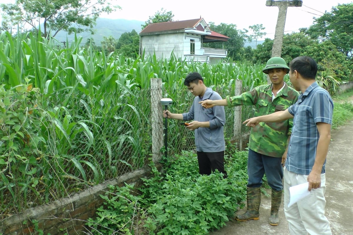 Tổ công tác thực hiện đo đạc đất cho người dân. Ảnh: Tú Thành.