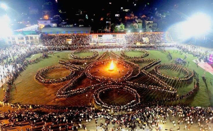 Vòng xòe đoàn kết của hàng nghìn nghệ nhân, diễn viên quần chúng năm 2024. Ảnh: Nguyễn Chanh. 