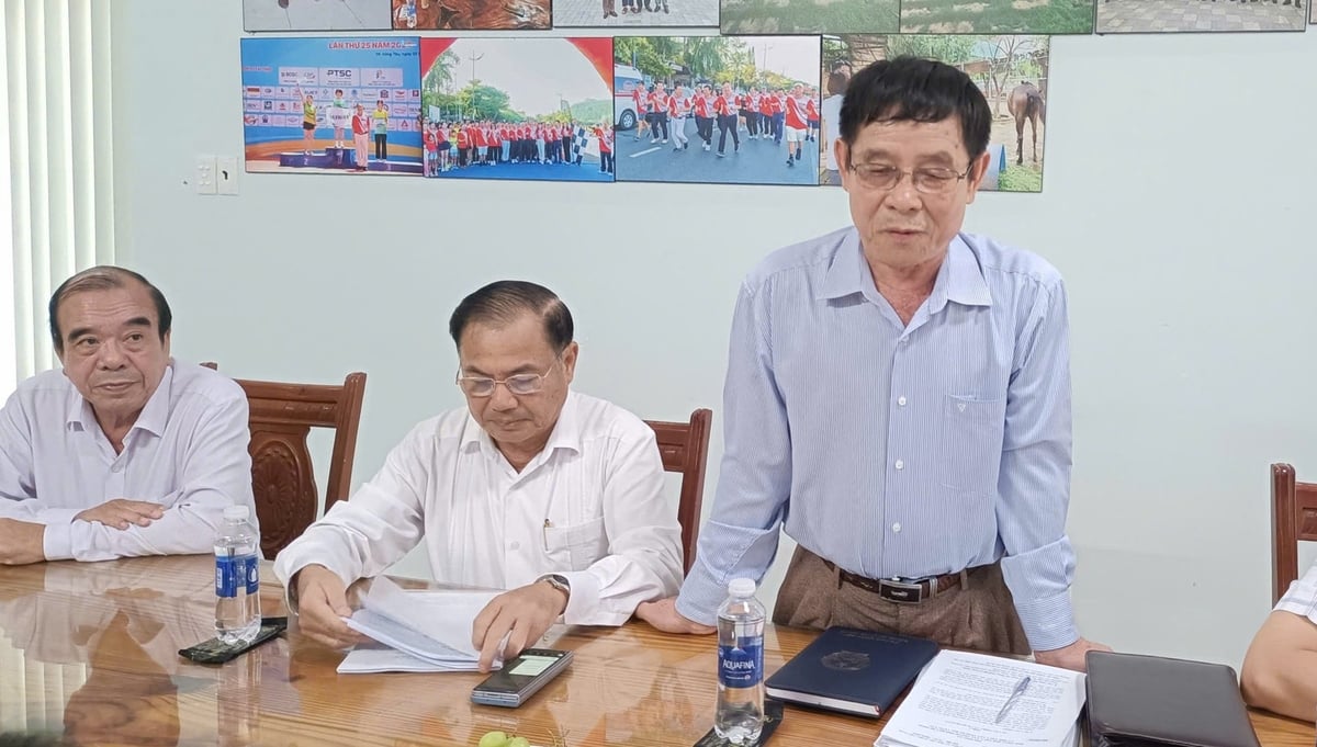 Ông Nguyễn Thành Lộc, Chủ tịch Hội Thủy sản Bà Rịa - Vũng Tàu trình bày về tình hình hoạt động của Hội trong thời gian qua. Ảnh: Nguyễn Văn Tôn.