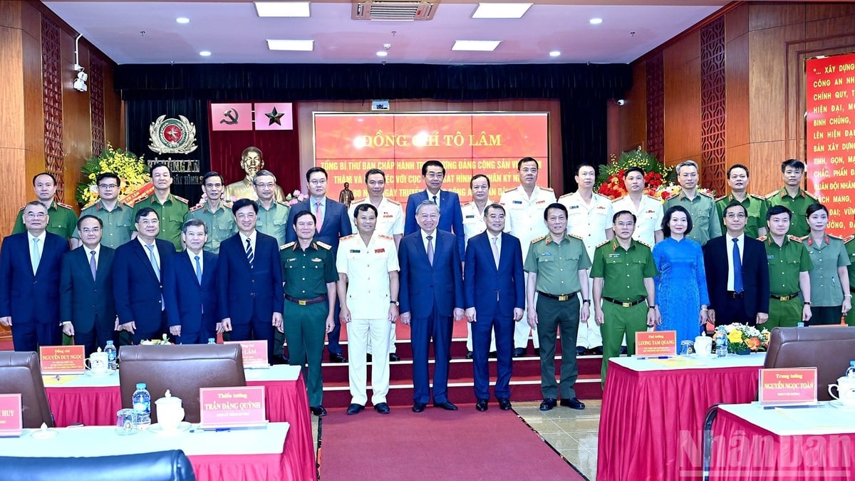 Tổng Bí thư Tô Lâm và các đồng chí lãnh đạo Đảng, Nhà nước và cán bộ Cục Cảnh sát hình sự chụp ảnh lưu niệm. Ảnh: Đăng Khoa.