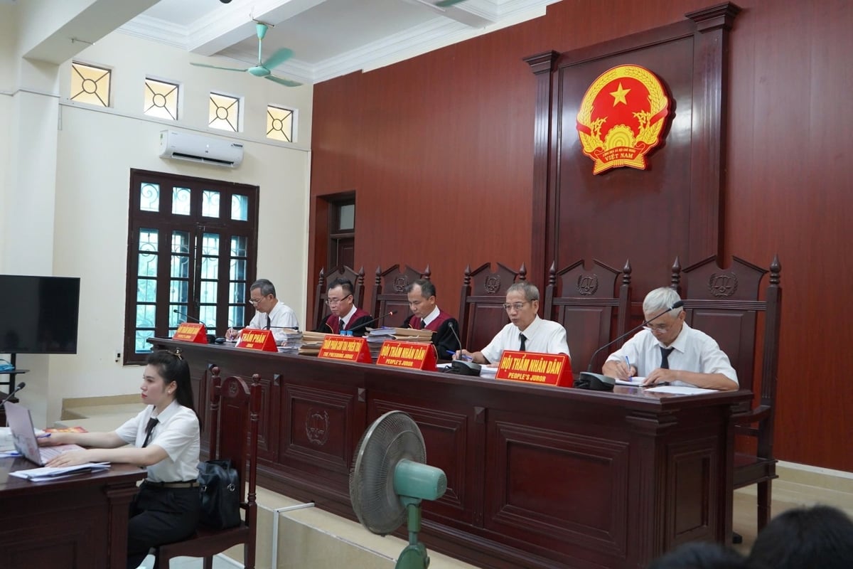 Hội đồng xét xử HĐXX yêu cầu xem xét lại tội danh của hàng loạt bị cáo. Ảnh: Đinh Mười.
