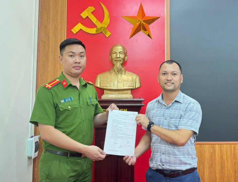 Đại diện Công an xã Mê Linh đã phối hợp tổ chức việc trao trả số tiền chuyển nhầm cho chủ tài khoản hợp pháp. Ảnh: Tuấn Phúc. Đại diện Công an xã Mê Linh đã phối hợp tổ chức việc trao trả số tiền chuyển nhầm cho chủ tài khoản hợp pháp. Ảnh: Tuấn Phúc.