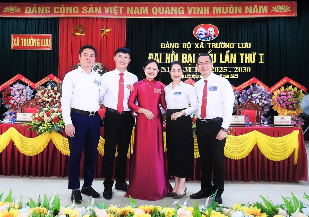 Đại biểu phấn khởi tham dự Đại hội Đảng bộ xã Trường Lưu. Ảnh: Thanh Nga.
