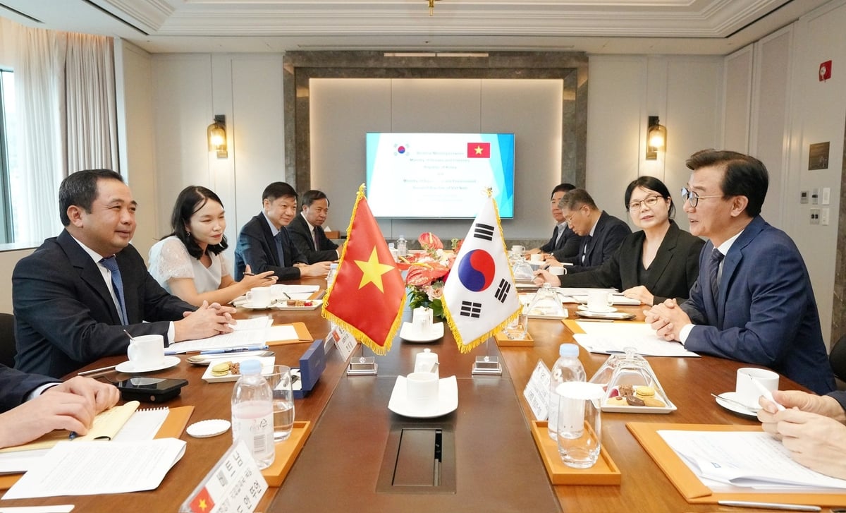 Quyền Bộ trưởng Bộ Nông nghiệp và Môi trường Việt Nam Trần Đức Thắng có cuộc hội đàm song phương với Bộ trưởng Bộ Thủy sản và Đại dương Hàn Quốc Chun Jae-Soo. Ảnh: Thanh Nguyễn.