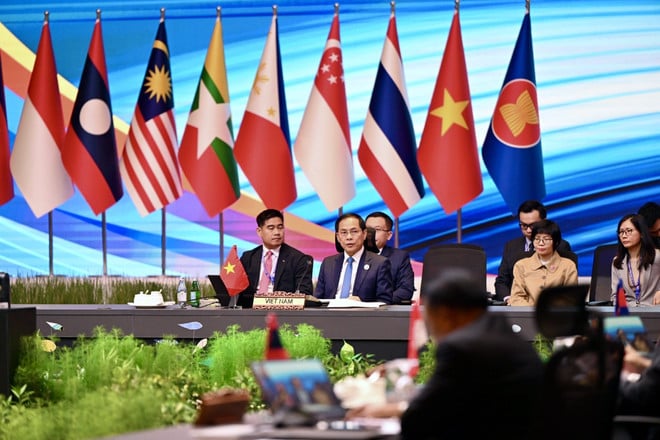 Phó Thủ tướng, Bộ trưởng Ngoại giao Bùi Thanh Sơn dẫn đầu đoàn đại biểu Việt Nam, nước điều phối quan hệ ASEAN-Anh giai đoạn 2024-2027, tại Hội nghị Bộ trưởng ASEAN-Anh ngày 11/7 ở Malaysia. Ảnh: TTXVN.