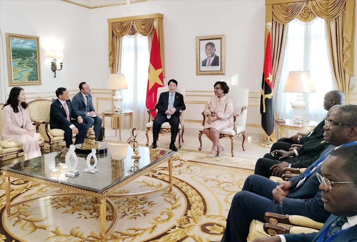 Chủ tịch Quốc hội Angola Carolina Cerqueira chào mừng Chủ tịch nước Lương Cường và đoàn đại biểu cấp cao Việt Nam đến thăm trụ sở Quốc hội. Ảnh: TTXVN.