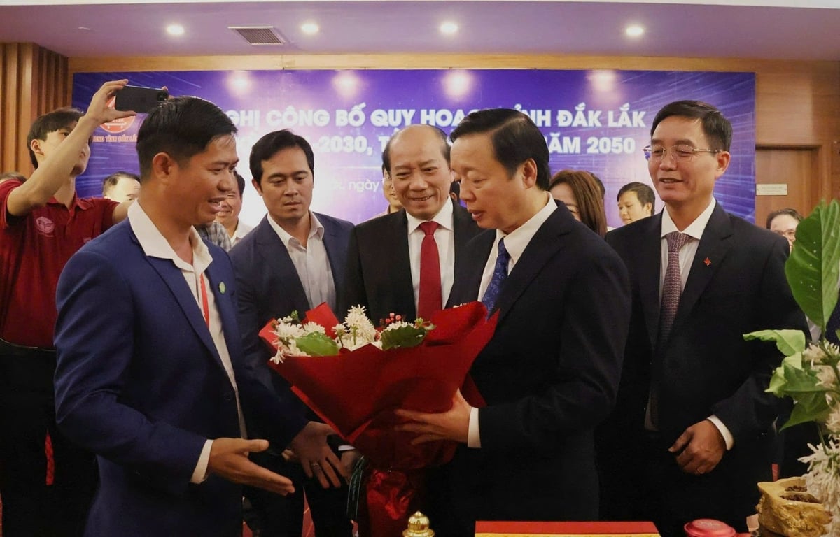Doanh nhân – nhà khoa học Lê Văn Vương là người đầu tiên trên thế giới nghiên cứu và sản xuất thành công trà hoa cà phê. Ảnh: Tuấn Phúc.