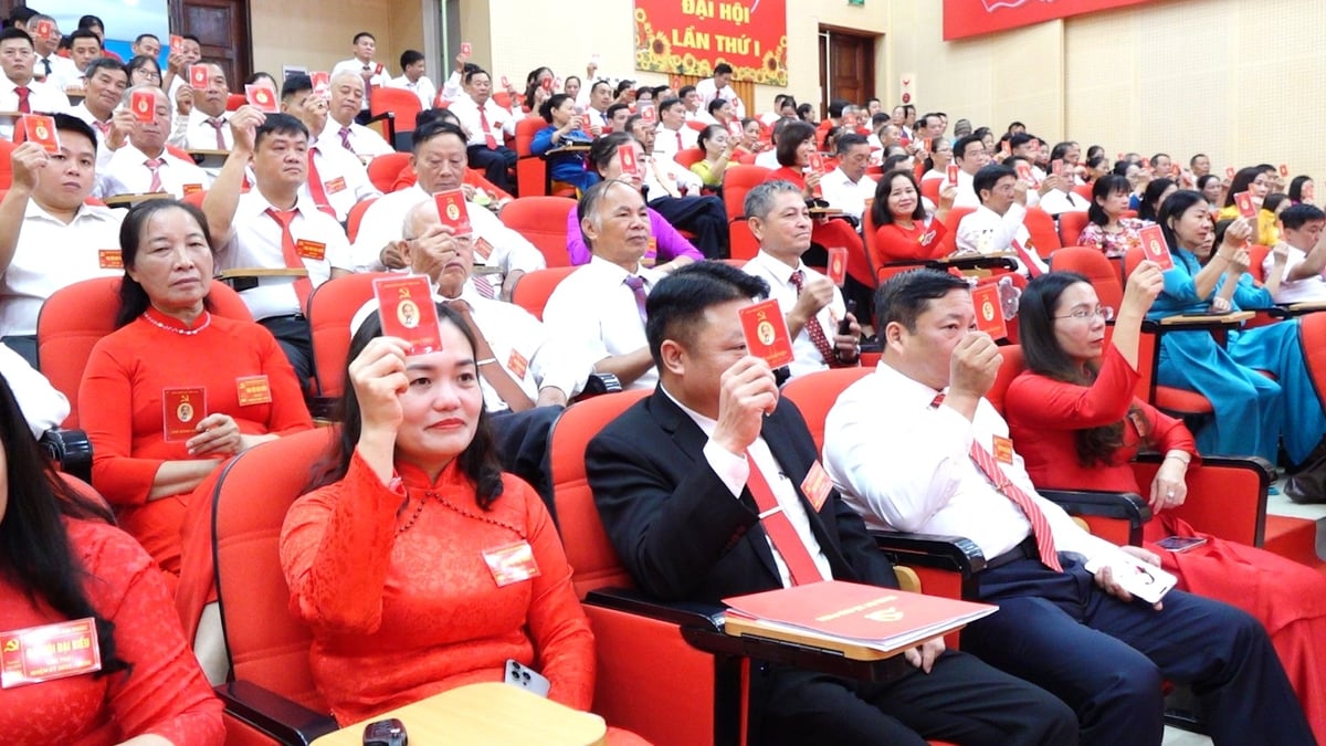 Các đại biểu biểu quyết, thông qua Nghị quyết Đảng bộ xã Đại Phúc lần thứ I, nhiệm kỳ 2025-2030. Ảnh: Quang Linh.
