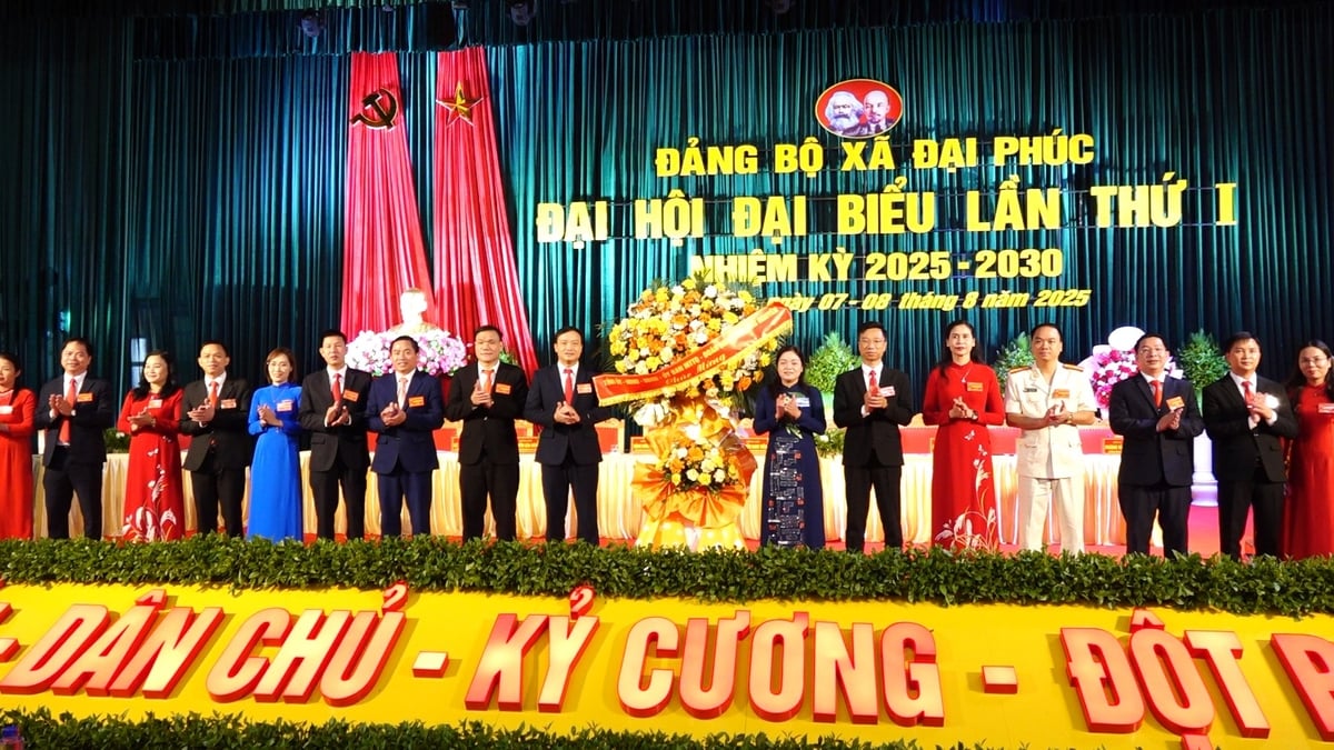 Lãnh đạo tỉnh Thái Nguyên tặng hoa chúc mừng Đảng bộ xã Đại Phúc. Ảnh: Quang Linh.