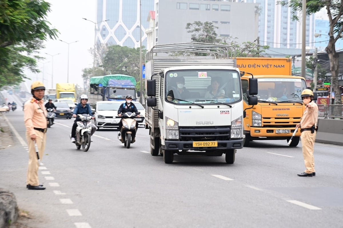 Lực luọng chức năng kiểm tra, xử lý các phương tiện vận tải trên tuyến đường Nguyễn Văn Linh (Hải Phòng). Ảnh: Công an thành phố Hải Phòng.