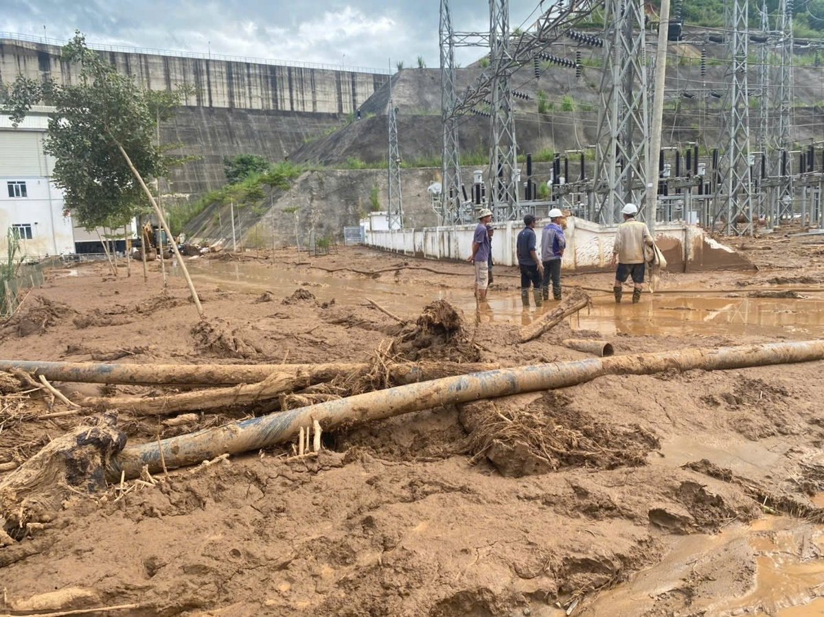 Bùn đất tràn vào khu điều hành và trạm biến áp nhà máy thủy điện Sông Mã 3, khiến nhà máy đã phải ngừng hoạt động để dọn dẹp, khắc phục sự cố. Gây ra nhiều tồn thất. Ảnh: Minh Hoàn. 