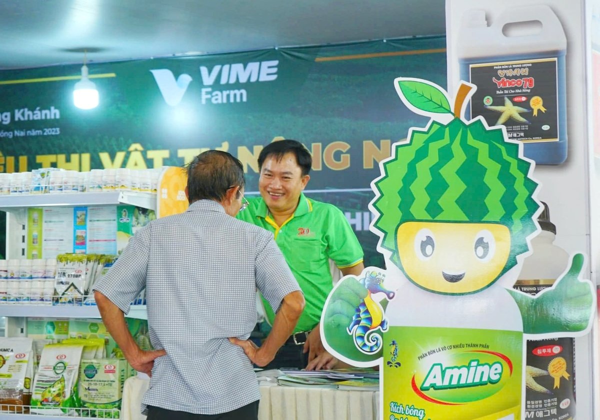 Nhân viên kỹ thuật Sitto Việt Nam tư vấn giải pháp cải tạo đất và xử lý nước, giúp nông dân nâng cao năng suất, đảm bảo tiêu chuẩn an toàn cho thị trường xuất khẩu. Ảnh: Lê Minh Quốc.