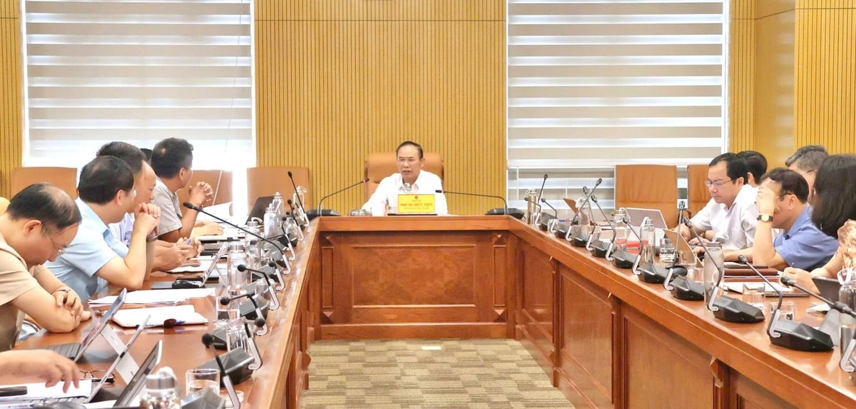Thứ trưởng Phùng Đức Tiến chủ trì cuộc họp nghe báo cáo về nhiệm vụ xây dựng danh mục bài toán lớn, công nghệ chiến lược và dự án trọng điểm ngành nông nghiệp và môi trường thực hiện Nghị quyết số 57-NQ/TW. Ảnh: Khánh Ly.