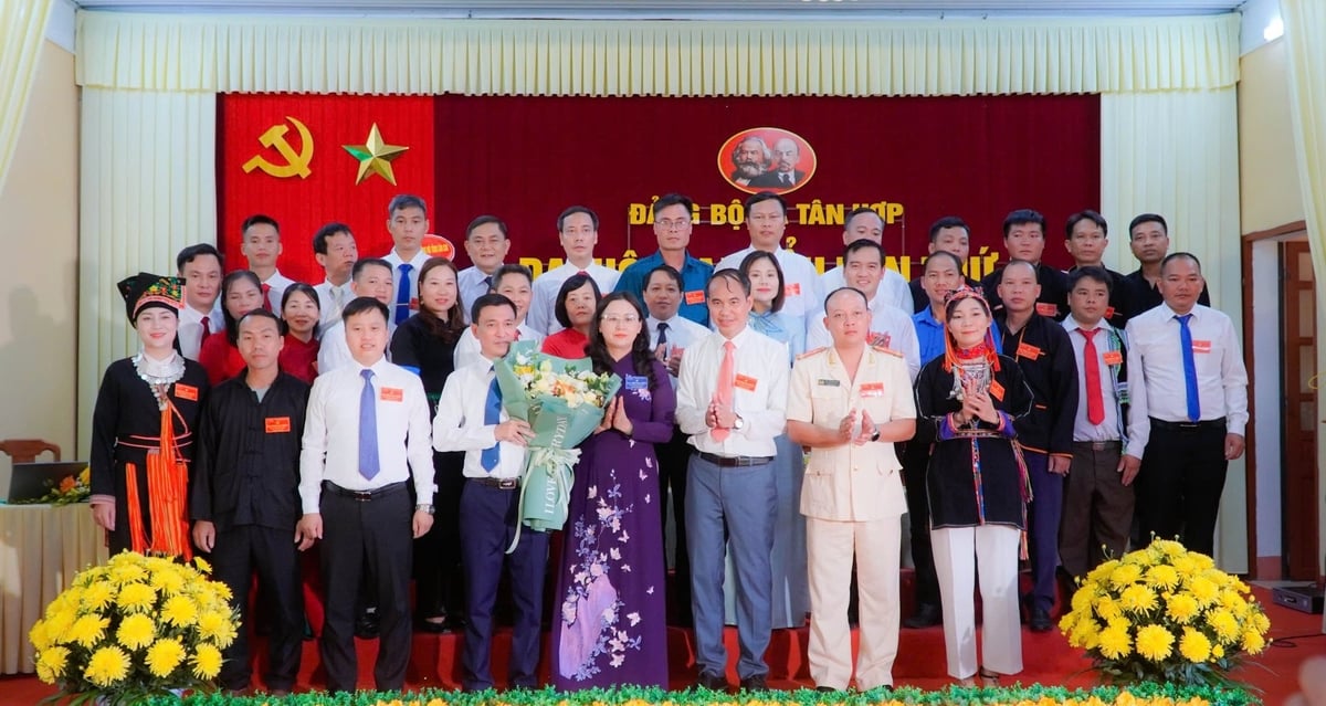 Đồng chí Giàng Thị Dung - Phó Bí thư Tỉnh ủy, Chủ tịch Ủy ban Mặt trận Tổ quốc tỉnh tặng hoa chúc mừng Ban chấp hành Đảng bộ xã Tân Hợp nhiệm kỳ 2025-2030. Ảnh: Thu Nhài.