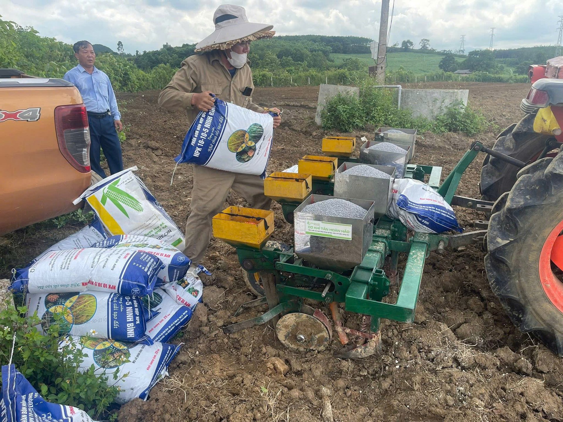 Phân lân Ninh Bình có tính kiềm cao (pH > 8.5), giúp khử chua, ém phèn, cải tạo đất chua, bạc màu ở miền núi, trung du và đồng bằng. Ảnh: Hoài Thơ. 