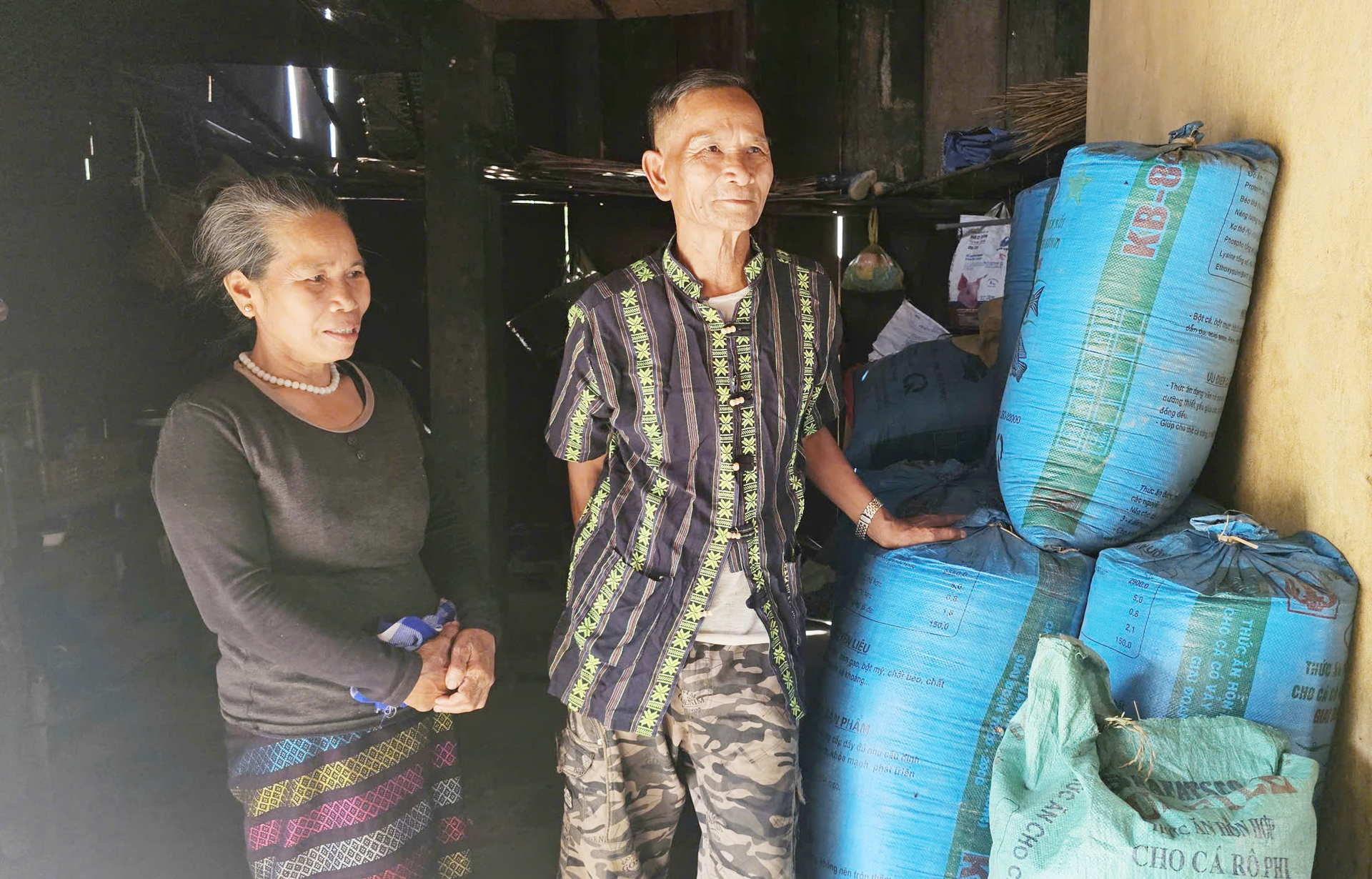 Già làng Nguyễn Linh (bên phải): 'Bà con cũng tự túc được lương thực đủ ăn rồi đó'. Ảnh: T. Phùng.