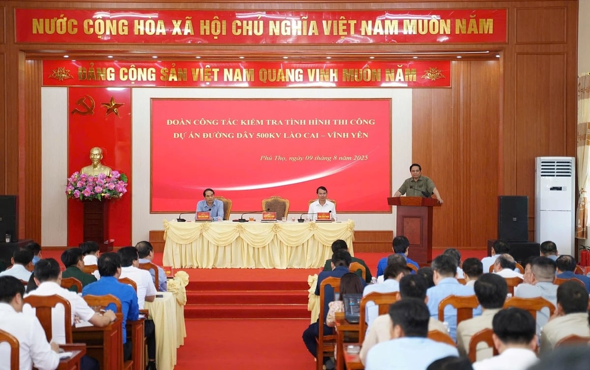 Thủ tướng Chính phủ Phạm Minh Chính chủ trì cuộc họp với các bên liên quan tại trụ sở UBND xã Dân Chủ, tỉnh Phú Thọ. Ảnh: EVN. Thủ tướng Chính phủ Phạm Minh Chính chủ trì cuộc họp với các bên liên quan tại trụ sở UBND xã Dân Chủ, tỉnh Phú Thọ. Ảnh: EVN.