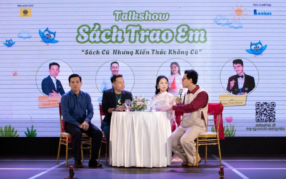 Các đại sứ truyền thông 'Sách trao em' cùng tham gia talk show chiều 8/8. Ảnh: DQ Các đại sứ truyền thông 'Sách trao em' cùng tham gia talk show chiều 8/8. Ảnh: DQ