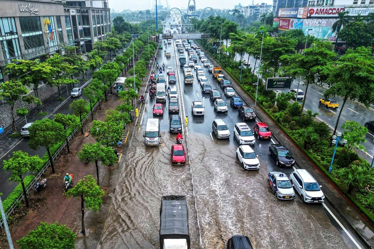 Việc điều chỉnh giao thông để phục vụ thi công giải quyết tình trạng ngập úng đường Võ Chí Công. Ảnh: Đức Nguyễn. Việc điều chỉnh giao thông để phục vụ thi công giải quyết tình trạng ngập úng đường Võ Chí Công. Ảnh: Đức Nguyễn.