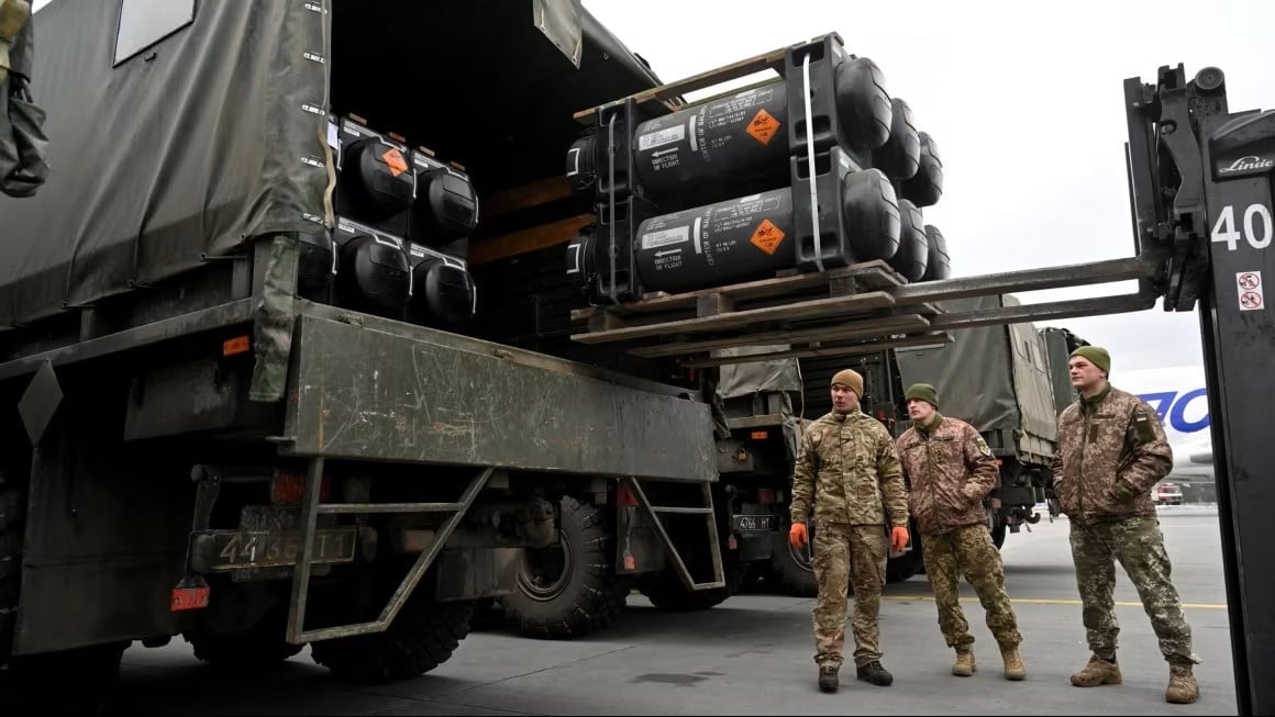 Quân đội Ukraine chất tên lửa chống tăng Javelin lên xe tải. Ảnh: Getty. Quân đội Ukraine chất tên lửa chống tăng Javelin lên xe tải. Ảnh: Getty.