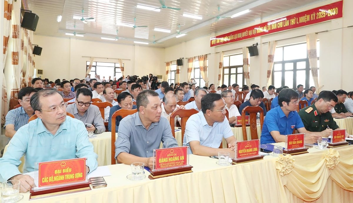 Chủ tịch HĐTV EVN Đặng Hoàng An (thứ 2, từ trái sang) cùng các đại biểu dự cuộc họp tại UBND xã Dân Chủ. Ảnh: EVN. Chủ tịch HĐTV EVN Đặng Hoàng An (thứ 2, từ trái sang) cùng các đại biểu dự cuộc họp tại UBND xã Dân Chủ. Ảnh: EVN.