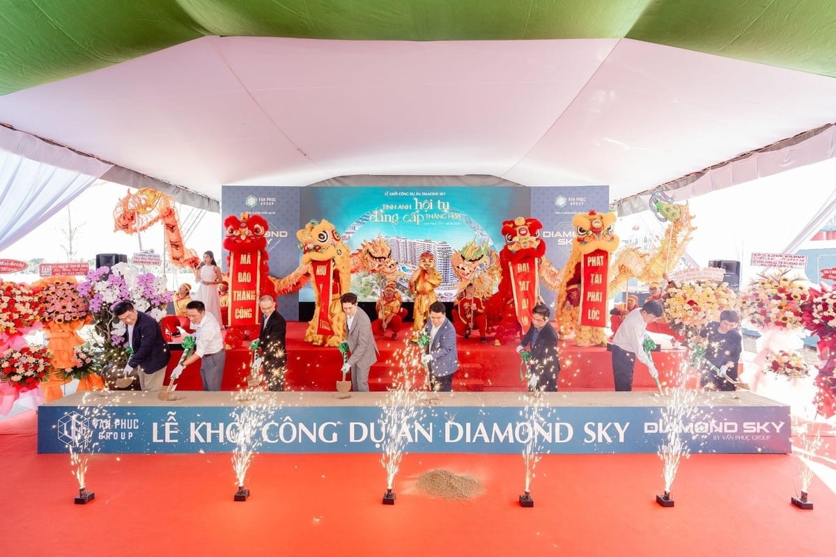 Lãnh đạo Van Phuc Group và đối tác thực hiện nghi thức khởi công dự án. Ảnh: Vạn Phúc. Lãnh đạo Van Phuc Group và đối tác thực hiện nghi thức khởi công dự án. Ảnh: Vạn Phúc.