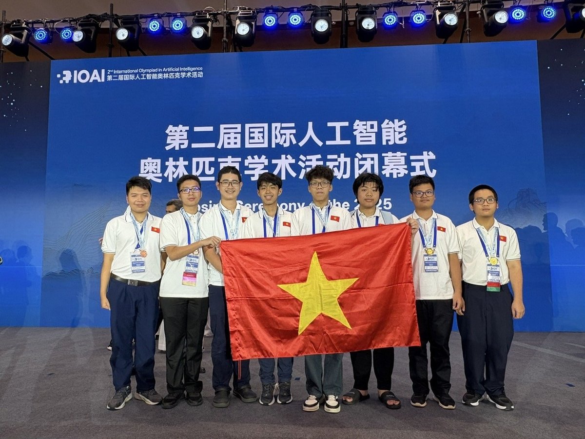 Đoàn IOAI Việt Nam 2025 từ trái sang phải như sau: Nguyễn Khắc Trung Kiên, Hoàng Công Bảo Long, Nguyễn Nhật Minh, Nguyễn Phú Nhân, Bùi Đàm Quân, Bùi Quang Nguyên, Nguyễn Viết Trung Nhân, Nguyễn Hữu Tuấn. Ảnh: Bộ GD-ĐT. Đoàn IOAI Việt Nam 2025 từ trái sang phải như sau: Nguyễn Khắc Trung Kiên, Hoàng Công Bảo Long, Nguyễn Nhật Minh, Nguyễn Phú Nhân, Bùi Đàm Quân, Bùi Quang Nguyên, Nguyễn Viết Trung Nhân, Nguyễn Hữu Tuấn. Ảnh: Bộ GD-ĐT.