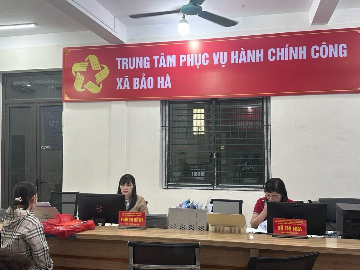Cán bộ Trung tâm phục vụ hành chính công xã Bảo Hà đang nỗ lực học tập từng ngày để phục vụ người dân được tốt hơn. Ảnh: Bích Hợp. Cán bộ Trung tâm phục vụ hành chính công xã Bảo Hà đang nỗ lực học tập từng ngày để phục vụ người dân được tốt hơn. Ảnh: Bích Hợp.
