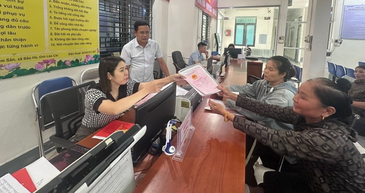 Người dân xã Bảo Hà đến làm các thủ tục hành chính vui vẻ, hài lòng vì được hướng dẫn tận tình. Ảnh: Bích Hợp. Người dân xã Bảo Hà đến làm các thủ tục hành chính vui vẻ, hài lòng vì được hướng dẫn tận tình. Ảnh: Bích Hợp.