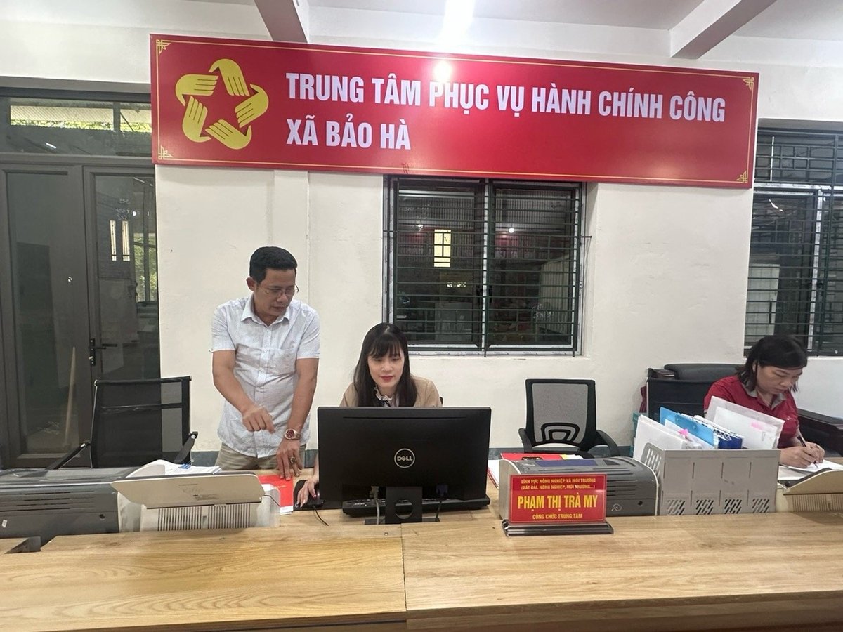 Ông Nguyễn Văn Thắng, Phó Giám đốc Trung tâm phục vụ hành chính công xã Bảo Hà luôn có mặt tại Trung tâm để cùng nhân viên khắc phục những khó khăn trong giải quyết các thủ tục hành chính cho người dân. Ảnh: Bích Hợp. Ông Nguyễn Văn Thắng, Phó Giám đốc Trung tâm phục vụ hành chính công xã Bảo Hà luôn có mặt tại Trung tâm để cùng nhân viên khắc phục những khó khăn trong giải quyết các thủ tục hành chính cho người dân. Ảnh: Bích Hợp.