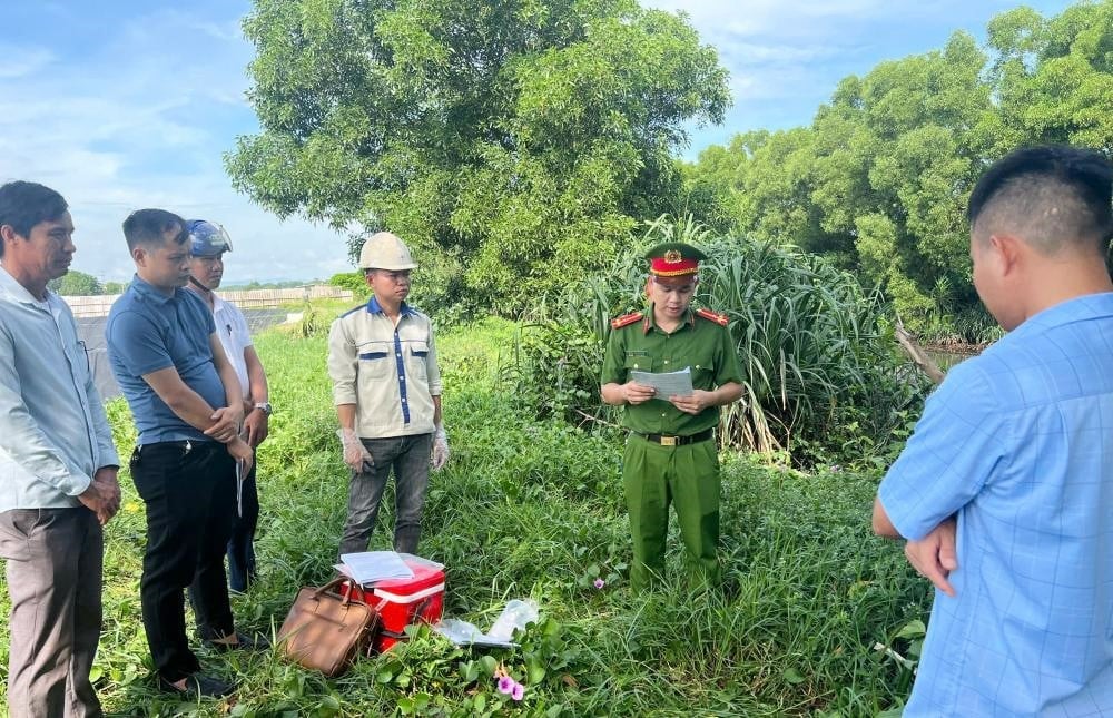 Lực lượng chức năng phát hiện hành vi xả thải vượt quy chuẩn cho phép tại HTX Cẩm Dương. Ảnh: Đức Quang. Lực lượng chức năng phát hiện hành vi xả thải vượt quy chuẩn cho phép tại HTX Cẩm Dương. Ảnh: Đức Quang.