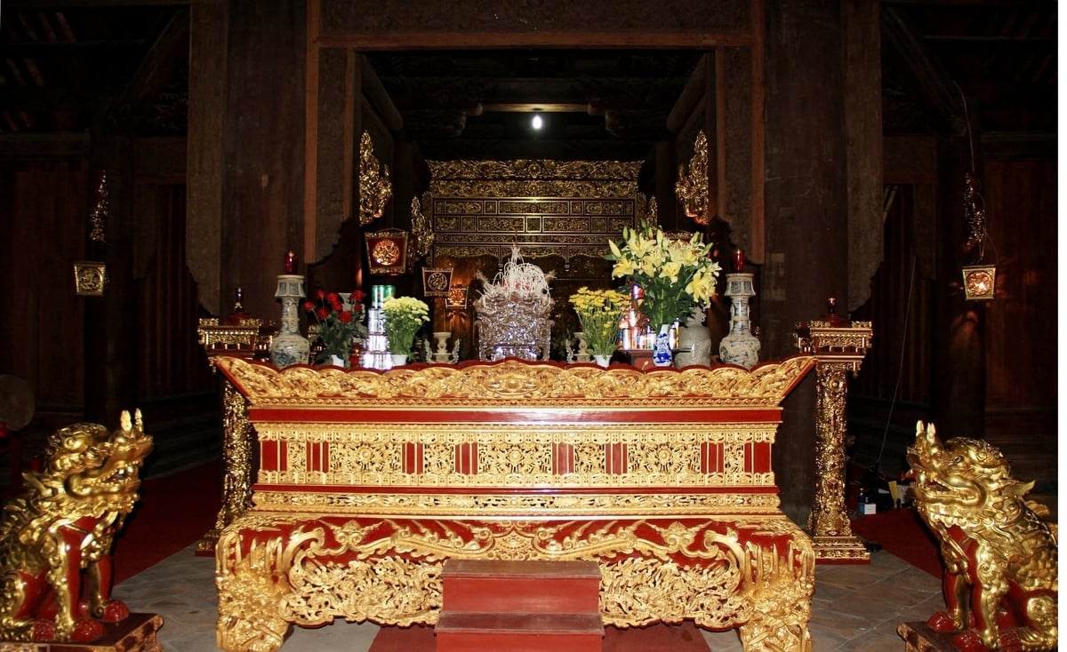 Hương án Hội đồng tại điện Quang Đức thuộc Chính điện Lam Kinh được thiết kế tinh xảo và mạ vàng. Ảnh: Thanh Tâm Hương án Hội đồng tại điện Quang Đức thuộc Chính điện Lam Kinh được thiết kế tinh xảo và mạ vàng. Ảnh: Thanh Tâm