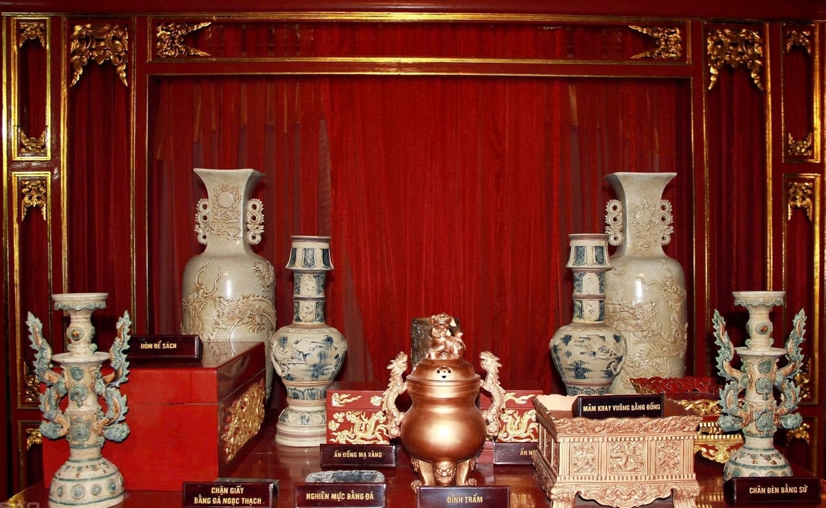 Các cổ vật được trưng bày ở điện Diễn Khánh. Ảnh: Thanh Tâm Các cổ vật được trưng bày ở điện Diễn Khánh. Ảnh: Thanh Tâm