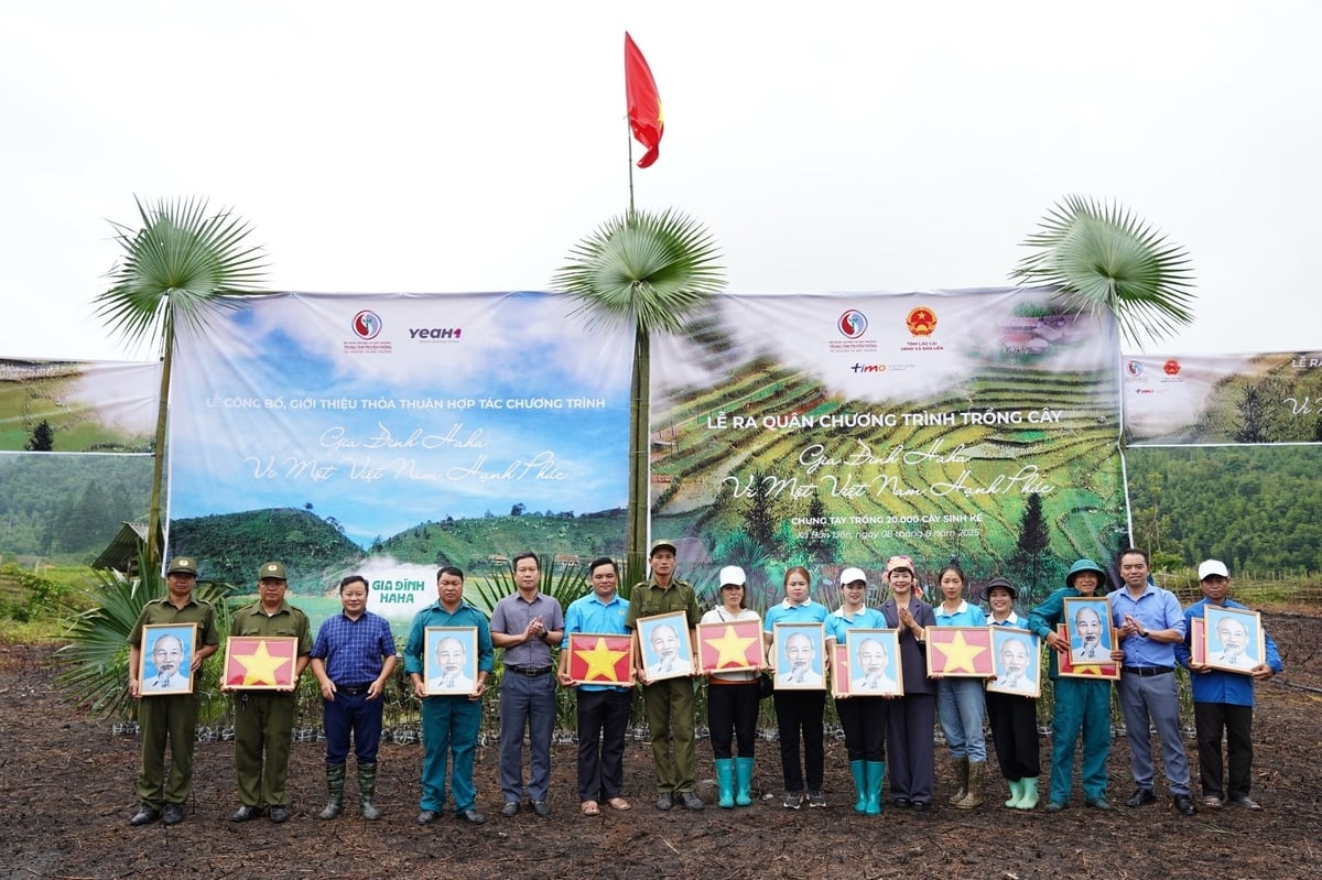 Ký kết hợp tác và trao tặng cờ Tổ quốc, ảnh Bác Hồ cho người dân xã Bản Liền. Ảnh: Minh Phúc. Ký kết hợp tác và trao tặng cờ Tổ quốc, ảnh Bác Hồ cho người dân xã Bản Liền. Ảnh: Minh Phúc.