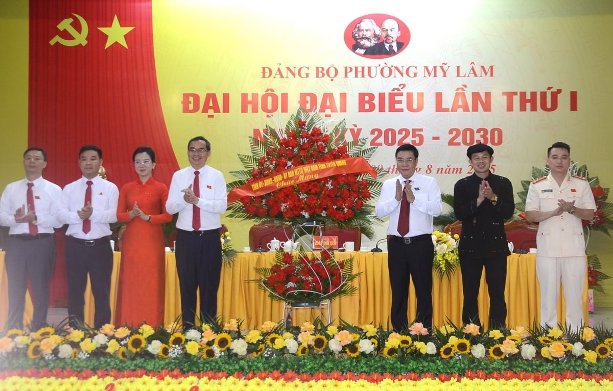 Lãnh đạo tỉnh Tuyên Quang tặng hoa chúc mừng Đại hội đại biểu Đảng bộ phường Mỹ Lâm. Ảnh: Đào Thanh. Lãnh đạo tỉnh Tuyên Quang tặng hoa chúc mừng Đại hội đại biểu Đảng bộ phường Mỹ Lâm. Ảnh: Đào Thanh.