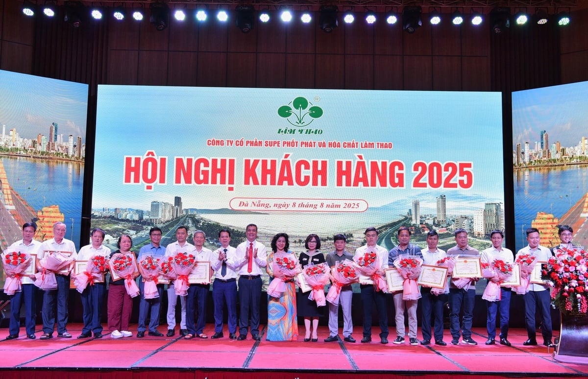 Khen thưởng các nhà phân phối tiêu biểu. Ảnh: Dương Đình Tường. Khen thưởng các nhà phân phối tiêu biểu. Ảnh: Dương Đình Tường.