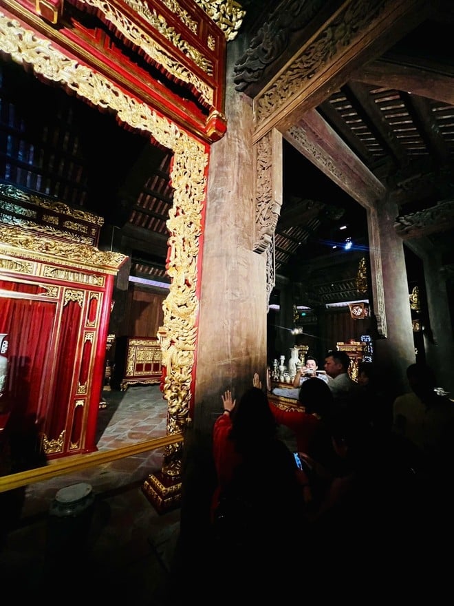 Cây Lim 'hiến thân' trong Hậu điện. Ảnh: Khu di tích Lam Kinh Cây Lim 'hiến thân' trong Hậu điện. Ảnh: Khu di tích Lam Kinh