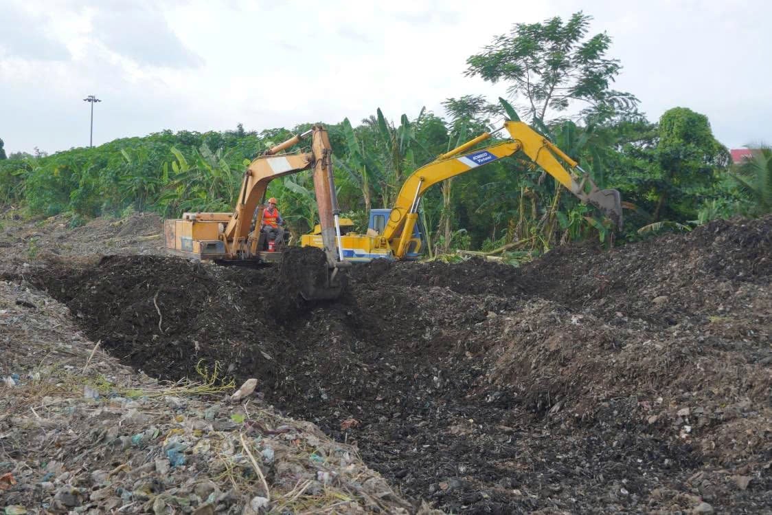 Bãi rác nằm trên Quốc lộ 1A thuộc địa bàn phường Cái Răng (TP. Cần Thơ) sẽ có phương án di dời trong thời gian tới. Ảnh: Kim Anh. Bãi rác nằm trên Quốc lộ 1A thuộc địa bàn phường Cái Răng (TP. Cần Thơ) sẽ có phương án di dời trong thời gian tới. Ảnh: Kim Anh.