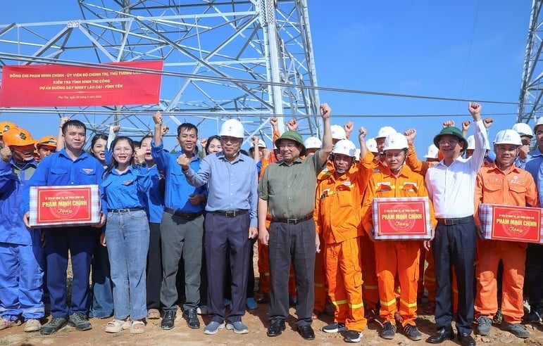 Thủ tướng Chính phủ động viên, tặng quà người lao động thi công tại vị trí VT 404 dự án đường dây 500kV Lào Cai - Vĩnh Yên. Ảnh: EVN. Thủ tướng Chính phủ động viên, tặng quà người lao động thi công tại vị trí VT 404 dự án đường dây 500kV Lào Cai - Vĩnh Yên. Ảnh: EVN.