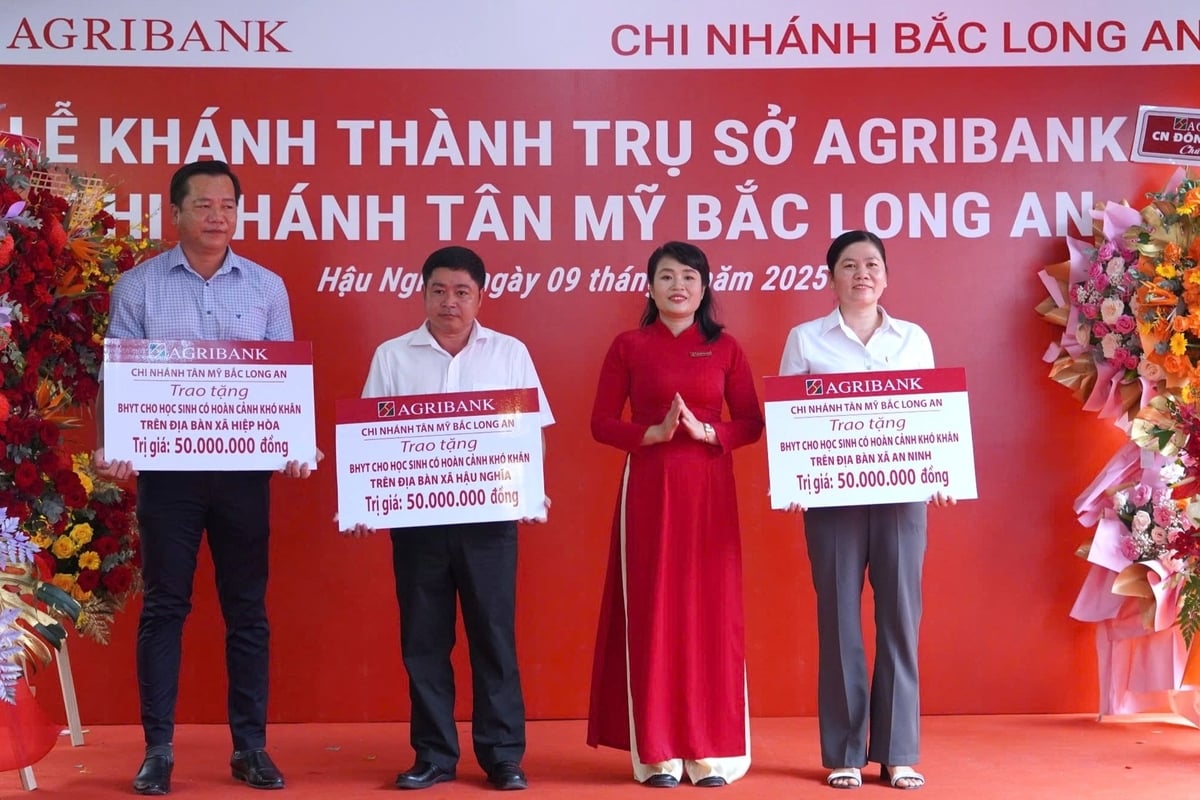 Agribank chi nhánh Tân Mỹ Bắc Long An trao tặng an sinh xã hội cho địa phương. Ảnh: Minh Khương. Agribank chi nhánh Tân Mỹ Bắc Long An trao tặng an sinh xã hội cho địa phương. Ảnh: Minh Khương.