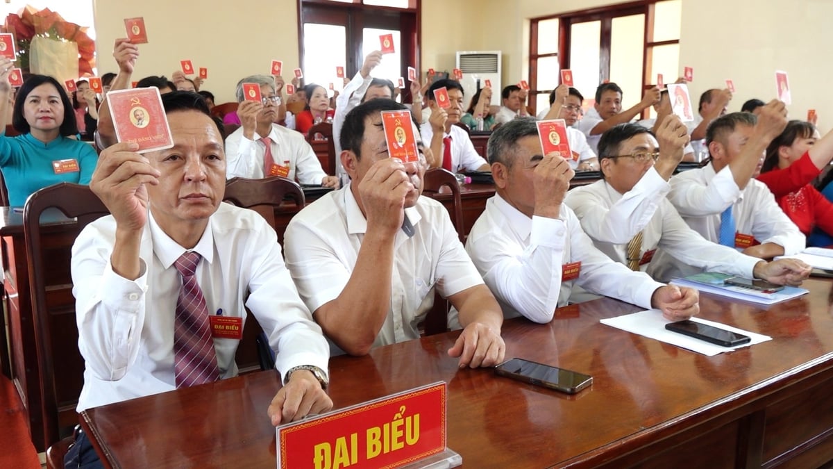 Các đại biểu biểu quyết tại đại hội. Ảnh: Quang Linh. Các đại biểu biểu quyết tại đại hội. Ảnh: Quang Linh.