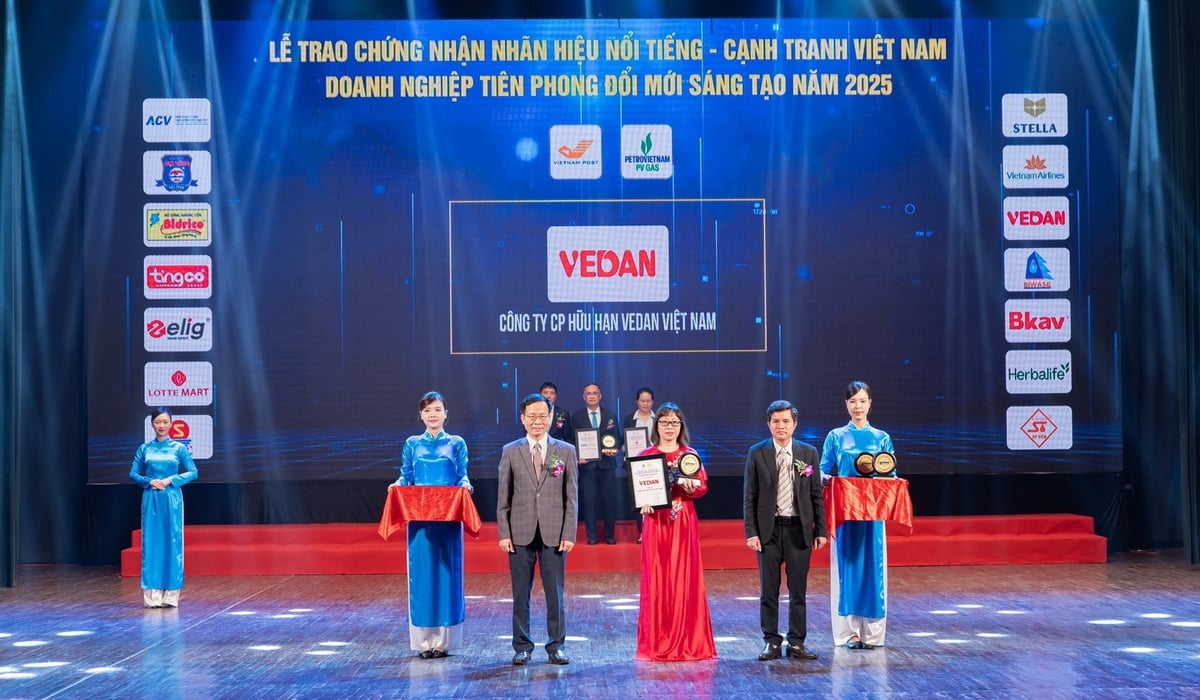 Bà Hà Thị Hòa Bình - Phó Giám đốc - đại diện Vedan Việt Nam nhận chứng nhận 'Nhãn hiệu nổi tiếng Việt Nam' tại lễ vinh danh năm 2025. Ảnh: Vedan Việt Nam.