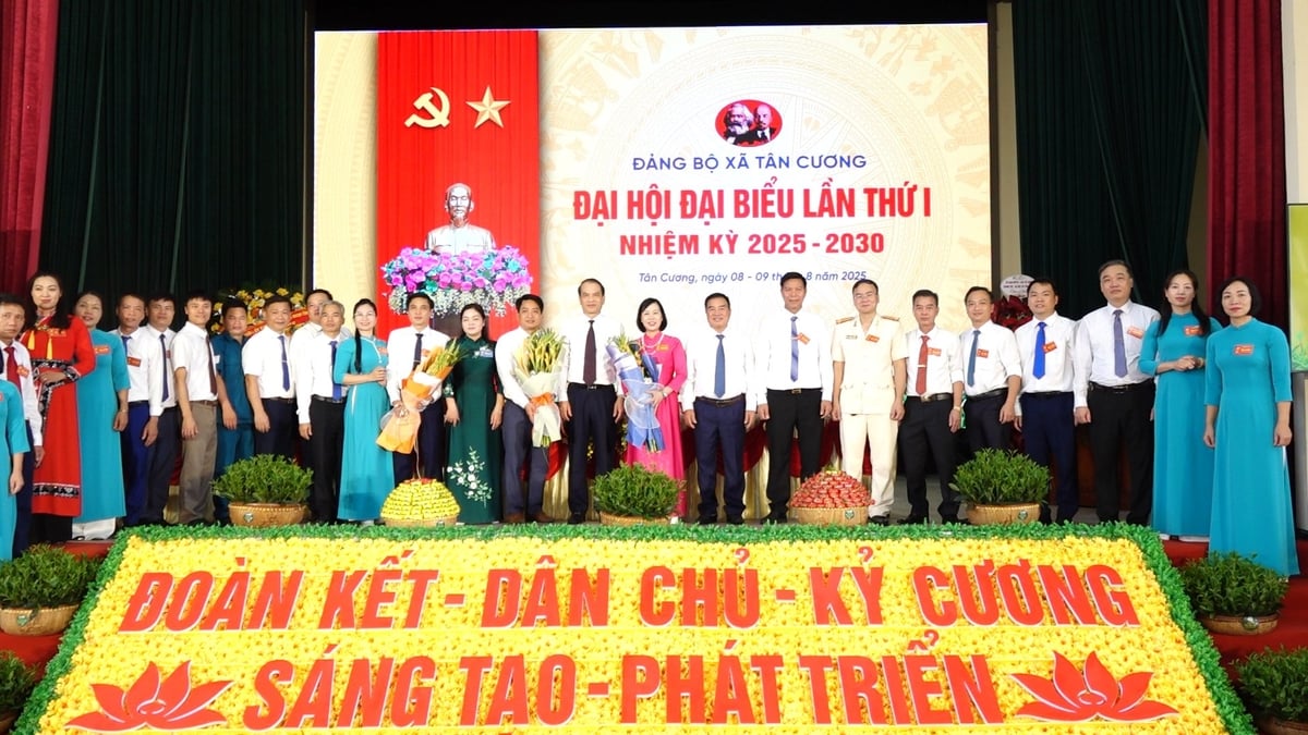 Lãnh đạo tỉnh Thái Nguyên, khách mời chúc mừng Đại hội đại biểu Đảng bộ xã Tân Cương diễn ra thành công, tốt đẹp. Ảnh: Quang Linh. Lãnh đạo tỉnh Thái Nguyên, khách mời chúc mừng Đại hội đại biểu Đảng bộ xã Tân Cương diễn ra thành công, tốt đẹp. Ảnh: Quang Linh.