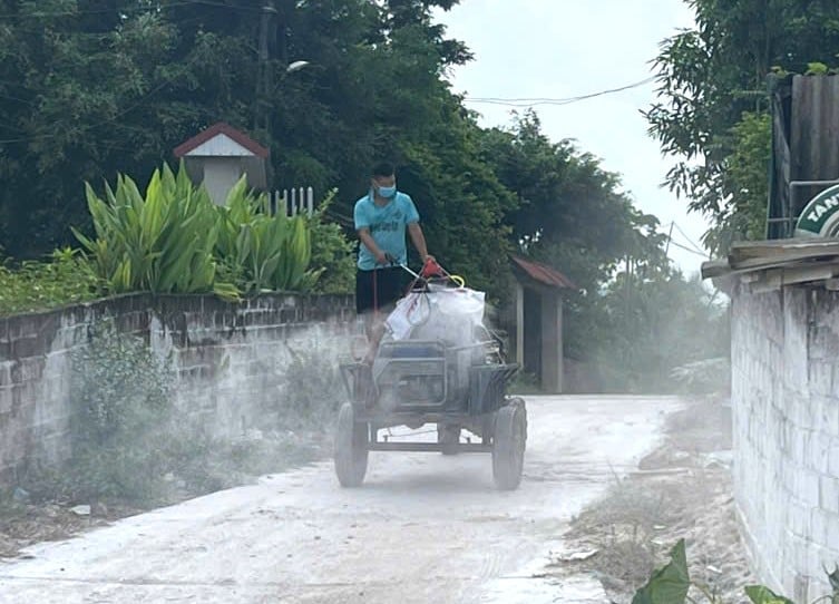 Việc thực hiện vệ sinh, tiêu độc khử trùng tại các địa bàn có dịch tả lợn Châu Phi được triển khai nghiêm túc nhằm hạn chế tối đa dịch bệnh lây lan. Ảnh: Đào Thanh. Việc thực hiện vệ sinh, tiêu độc khử trùng tại các địa bàn có dịch tả lợn Châu Phi được triển khai nghiêm túc nhằm hạn chế tối đa dịch bệnh lây lan. Ảnh: Đào Thanh.