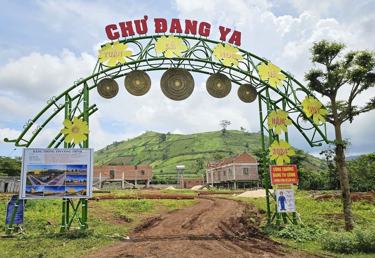 Dự án nhà rông nằm dưới chân núi lửa Chư Đăng Ya. Ảnh: Tuấn Anh. Dự án nhà rông nằm dưới chân núi lửa Chư Đăng Ya. Ảnh: Tuấn Anh.