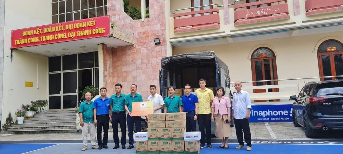 Đại diện Tập đoàn Dabaco trao hàng hóa hỗ trợ khắc phục hậu quả thiên tai tỉnh Điện Biên. Ảnh: Hoàng Châu. Đại diện Tập đoàn Dabaco trao hàng hóa hỗ trợ khắc phục hậu quả thiên tai tỉnh Điện Biên. Ảnh: Hoàng Châu.
