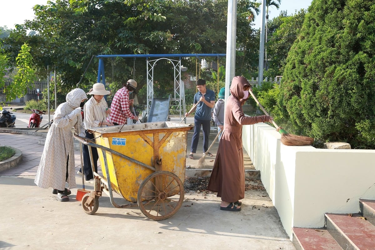 Hơn 1.000 cán bộ, công chức cùng người dân tại 26 tổ dân phố đồng loạt ra quân vệ sinh môi trường. Ảnh: Thanh Ngà. Hơn 1.000 cán bộ, công chức cùng người dân tại 26 tổ dân phố đồng loạt ra quân vệ sinh môi trường. Ảnh: Thanh Ngà.