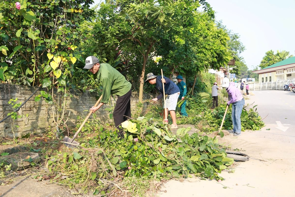 Bà con nhân dân tích cực tham gia dọn dẹp vệ sinh môi trường. Ảnh: Thanh Ngà. Bà con nhân dân tích cực tham gia dọn dẹp vệ sinh môi trường. Ảnh: Thanh Ngà.